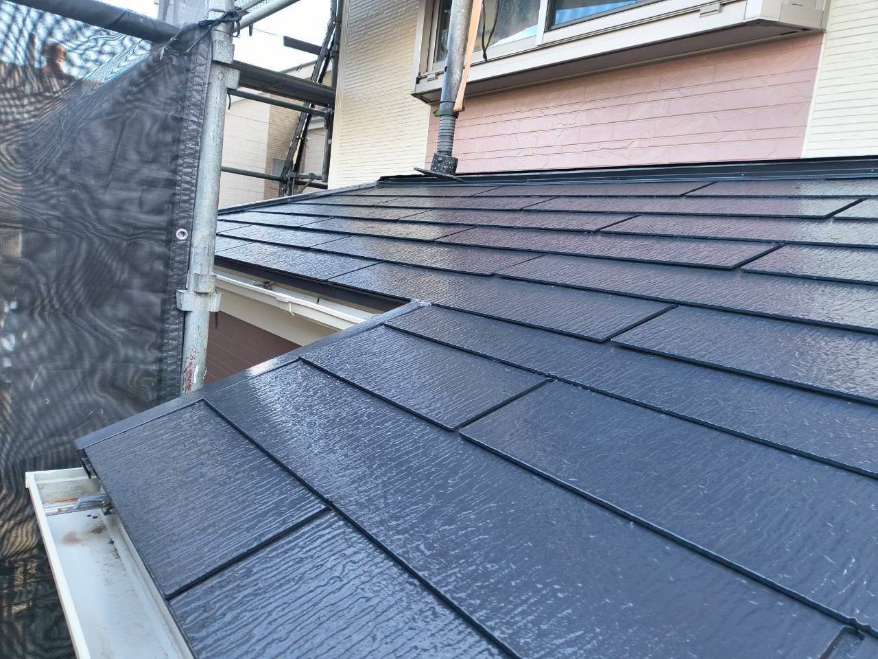 艶のある黒いスレート屋根に生まれ変わった下屋